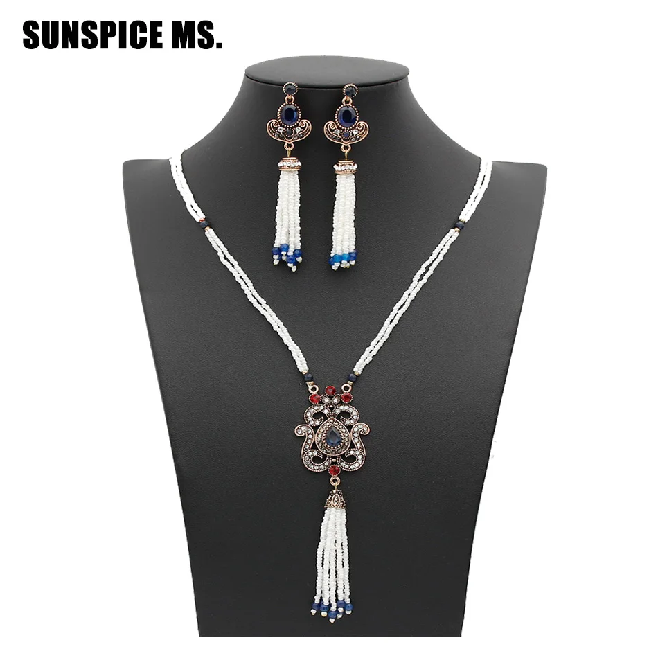 Женский ювелирный комплект из колье и серёг золотого цвета | Украшения