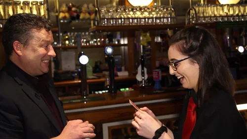 На деньги (трюк и онлайн инструкции) Гавин Джеймс иллюзии крупным планом