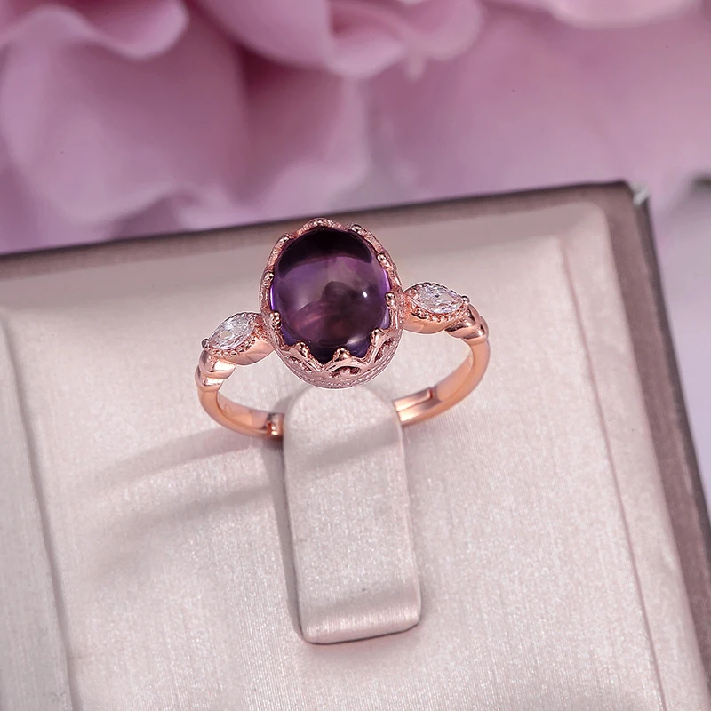 Женское кольцо из серебра с овальной фиолетовой вставкой