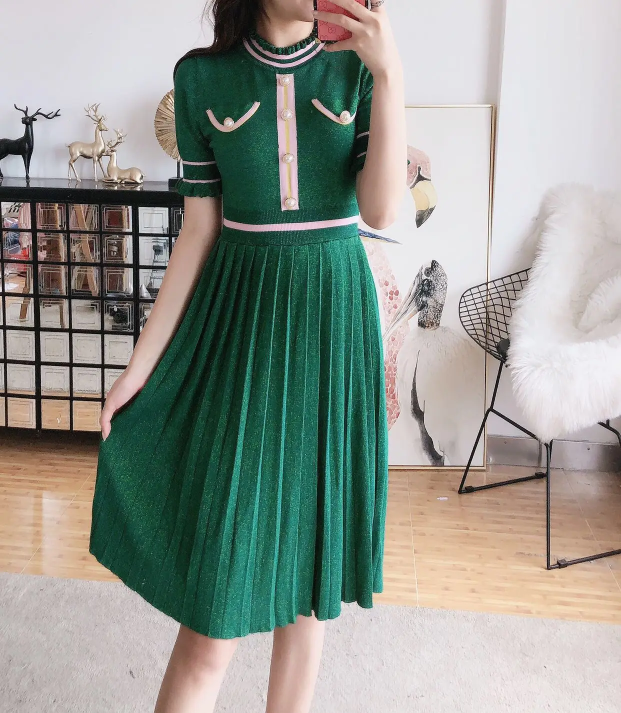 Женское трикотажное плиссированное платье повседневное зеленое короткое мини с