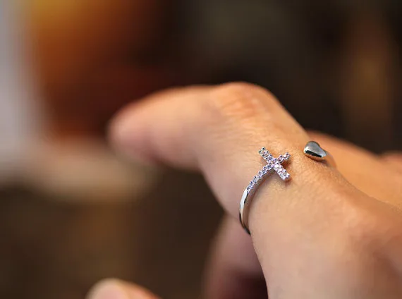 Новейшие перечисленные золото/серебро Открытое сердце стрелы крест кольцо