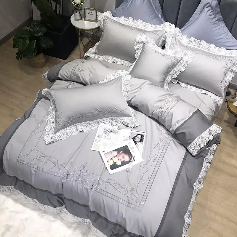 Комплект постельного белья из мягкого шелка с цветочным рисунком и кружевными