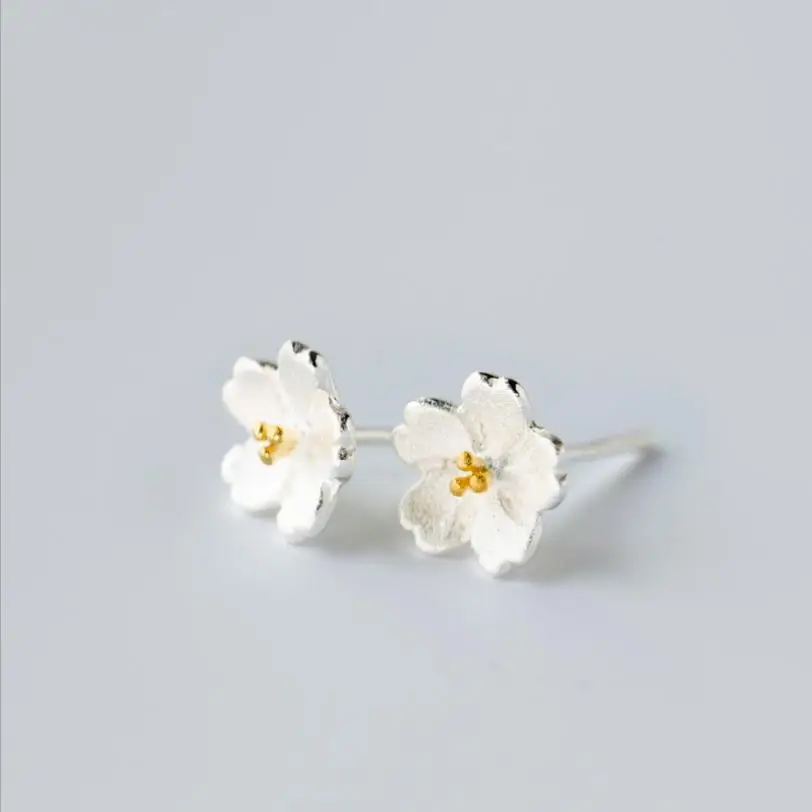 Красивое вечернее платье украшенное цветочными цепочки ювелирные наборы для