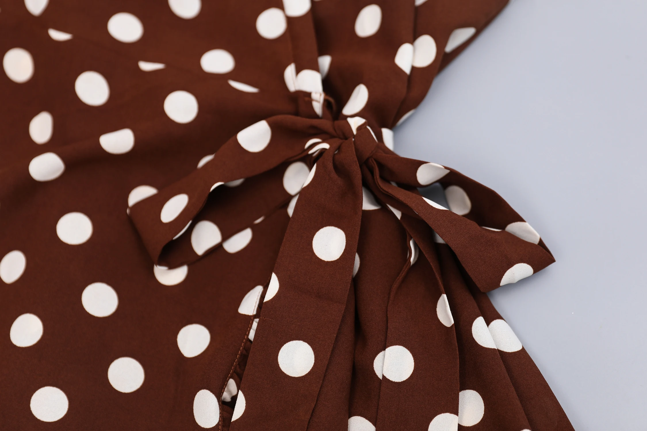 Женское платье в горошек MINSUNDA элегантное средней длины с оборками и завязками на