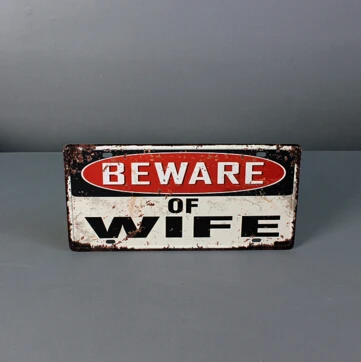 Забавный Остерегайтесь номерного знака жены наклейка на стену жестяной знак