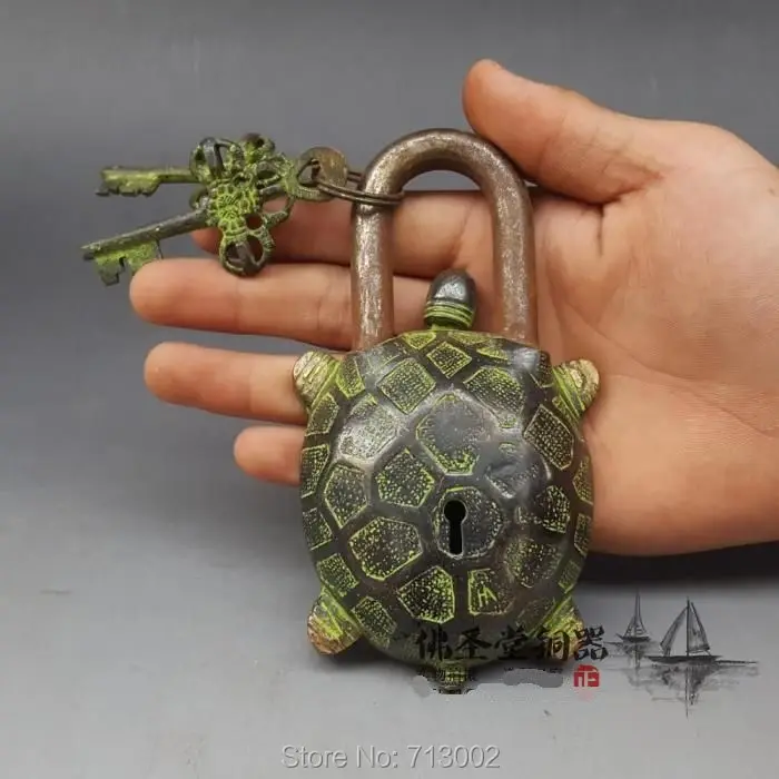 Старый замок из чистой меди в форме черепахи и два ключа @|shape|shape turtle |