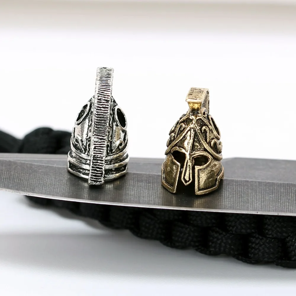 1 шт. бусы на веревочке и металлическими декоративными элементами в виде черепа