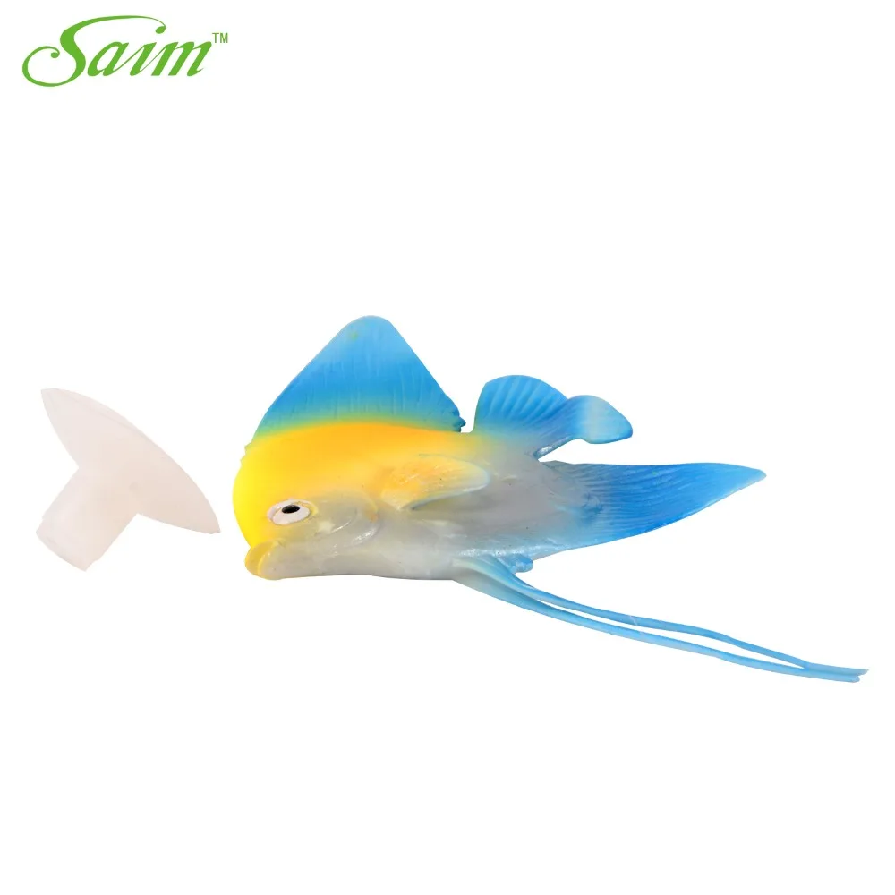 Милая силиконовая искусственная тропическая рыба плавающая в воде аквариум