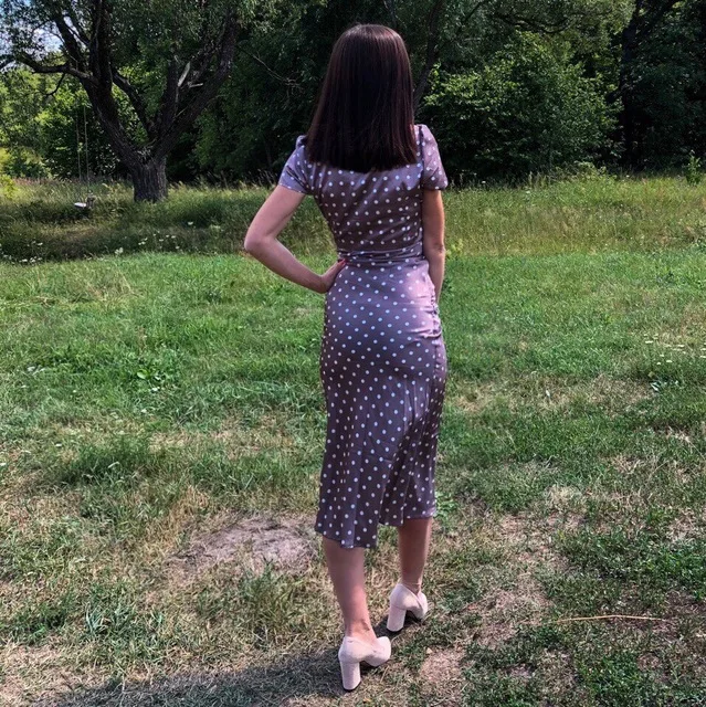 Женское длинное платье в горошек винтажное макси с v образным вырезом и поясом на