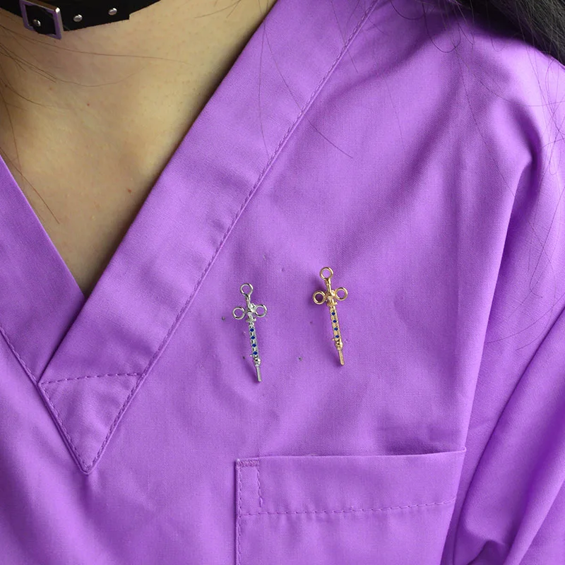 Брошь синяя эмалированная в виде шприца золото 2018 пробы медицинское ювелирное