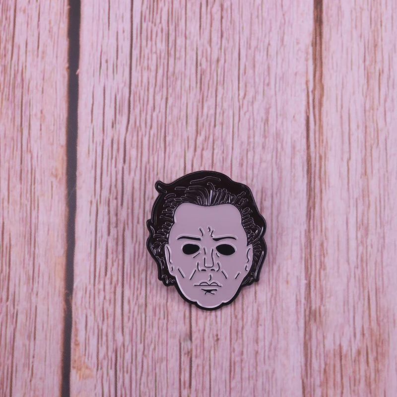 Брошь в виде лица Майкла Майерса эмалированная заколка стиле 70-х из фильма ужасов