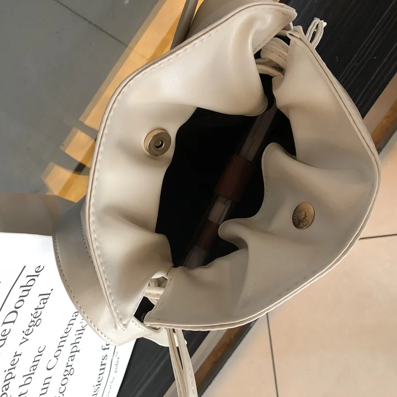 

Yuhua, 2020 new women handbags, fashion Korean version shoulder bag, trend bucket bag, leisure woman messenger bag.