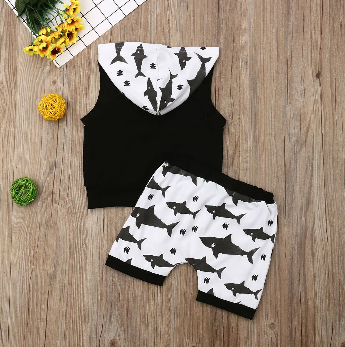 Комплект летней одежды из 2 предметов жилет без рукавов с капюшоном и шорты