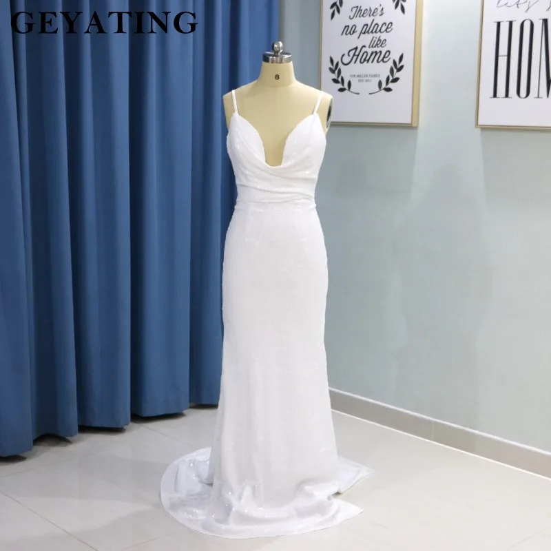 Женское вечернее платье с блестками длинное белое на тонких бретельках открытой