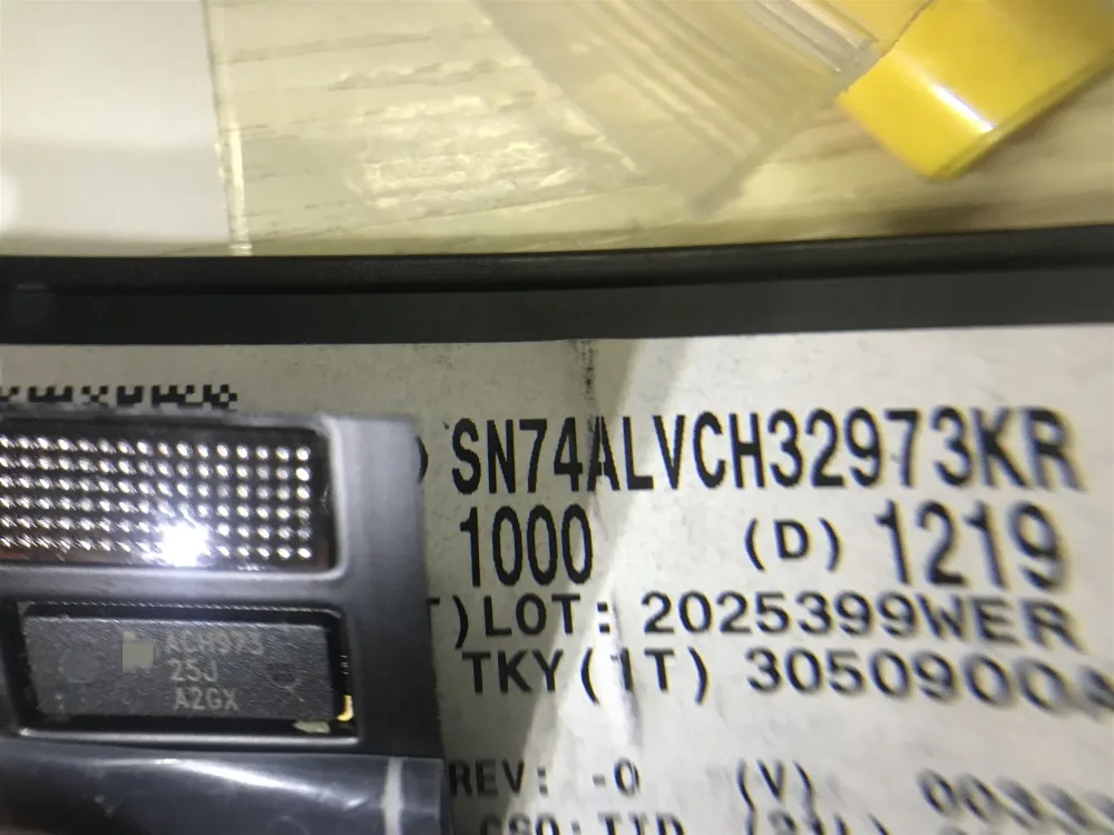 

2 шт. SN74ALVCH32973KR MSM8655 AAC508.0