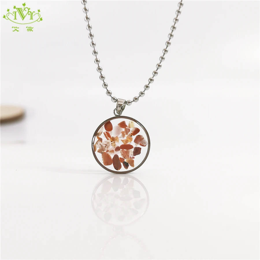 Ожерелье-чокер из натурального камня с красными кристаллами