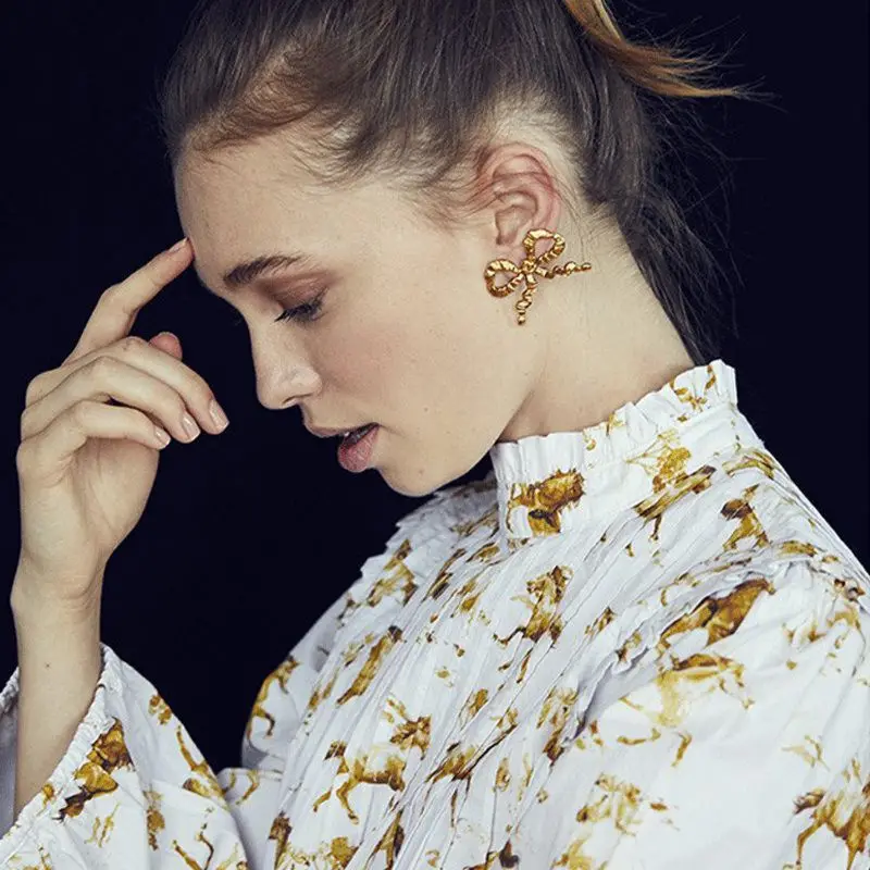 Летние золотые глянцевые Большие текстурированные серьги-гвоздики с бантом для