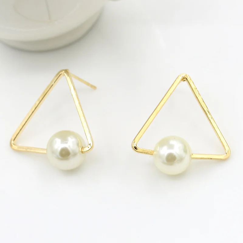 

Golden Metallic Triangle Black & White Simulated Pearl Bead Personality Stud Earrings Fashion piercing Jewelry for Women