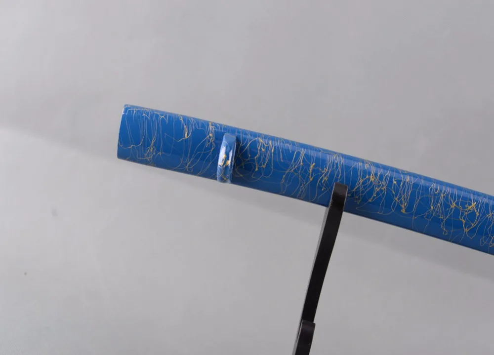 Изящный облегающий золотой меч голубые глянцевые деревянные ножны Сая для