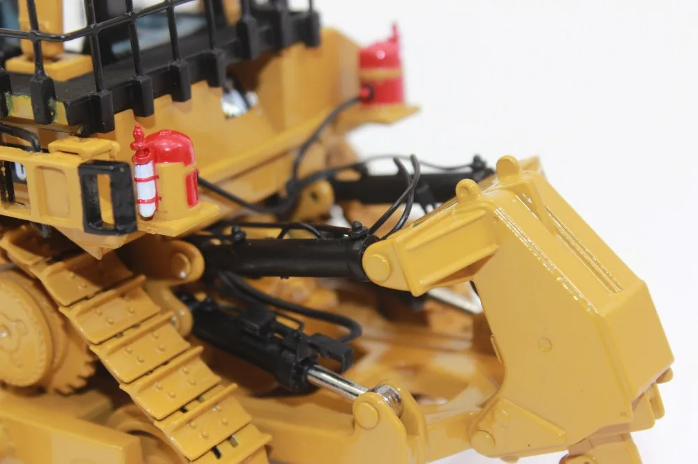 Коллекционная литая игрушка в подарок модель DM 1:50 Caterpillar Cat D11T трактор