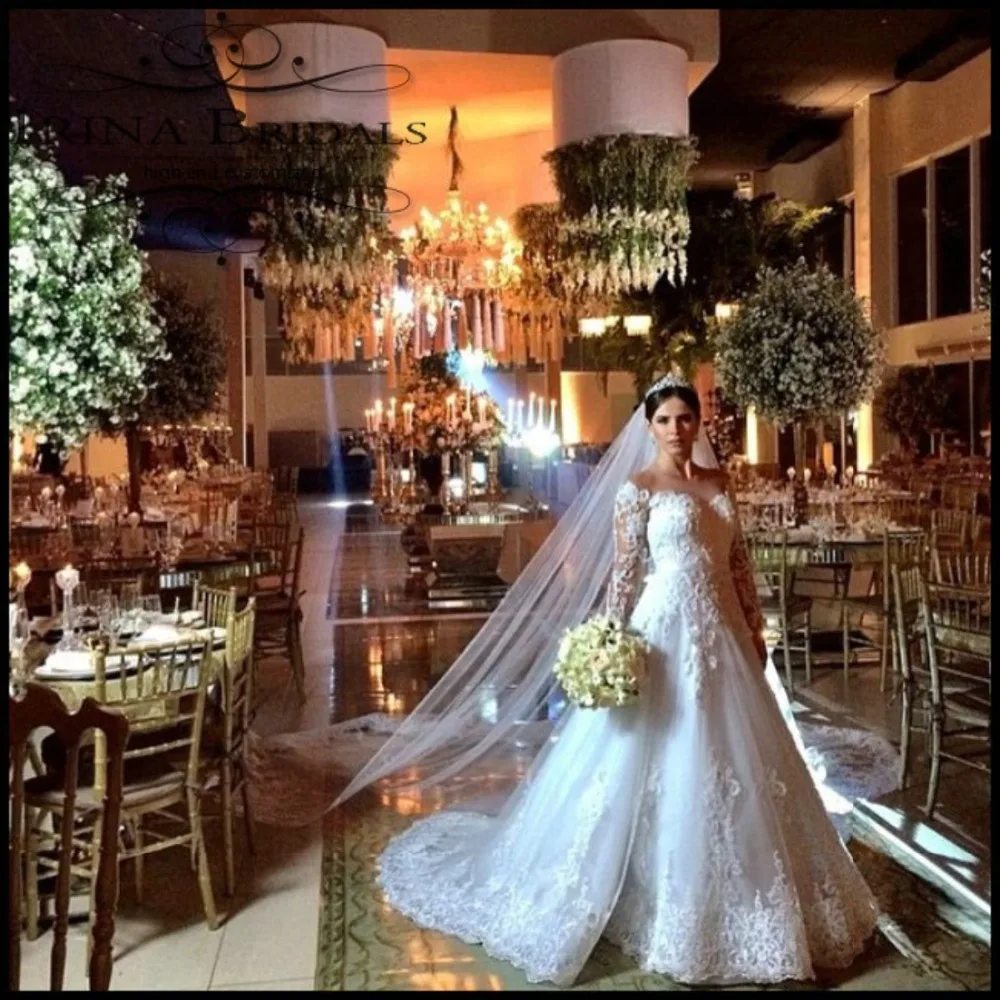 Свадебное платье с длинными рукавами и кружевной аппликацией в бразильском