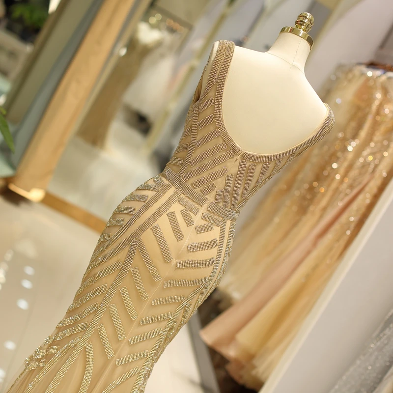 Женское вечернее платье русалка золотистое длинное с глубоким V образным вырезом