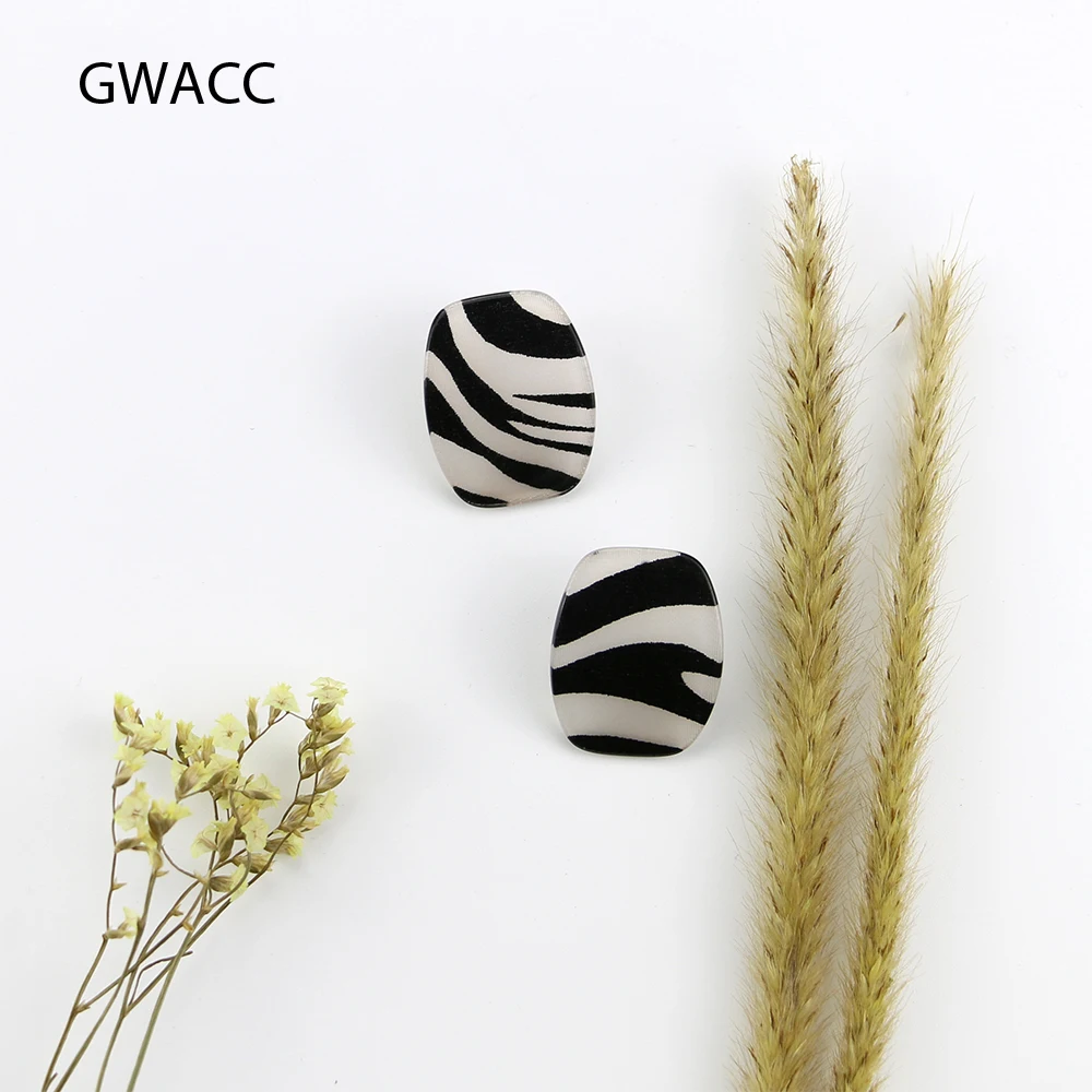 Женские серьги гвоздики в черно белую полоску GWACC большие с изогнутым дизайном