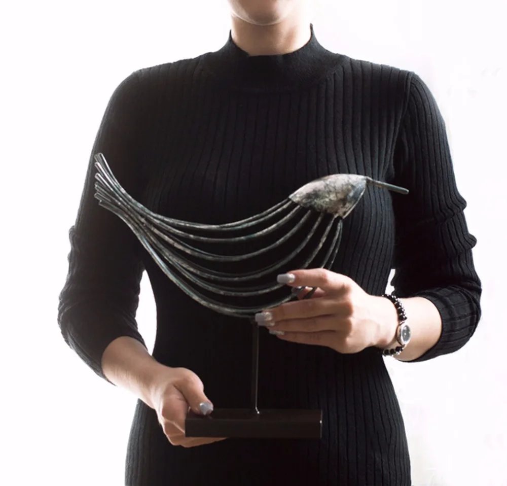 

Tooarts Iron Wire birds decor Metal Figurine Bird Handicrafts Post Modern Art Craft Gift For Home accessories vintage home decor