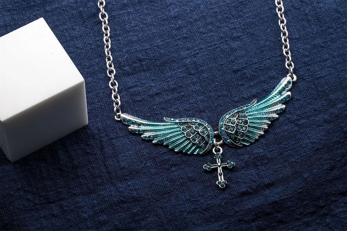 Женское Ожерелье чокер с подвеской крылом ангела серебристого цвета|cross choker|choker