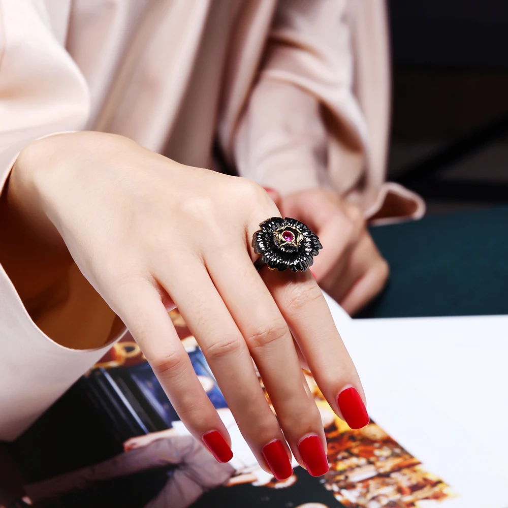 Женское кольцо с большим цветком черное красными кристаллами класса ААА