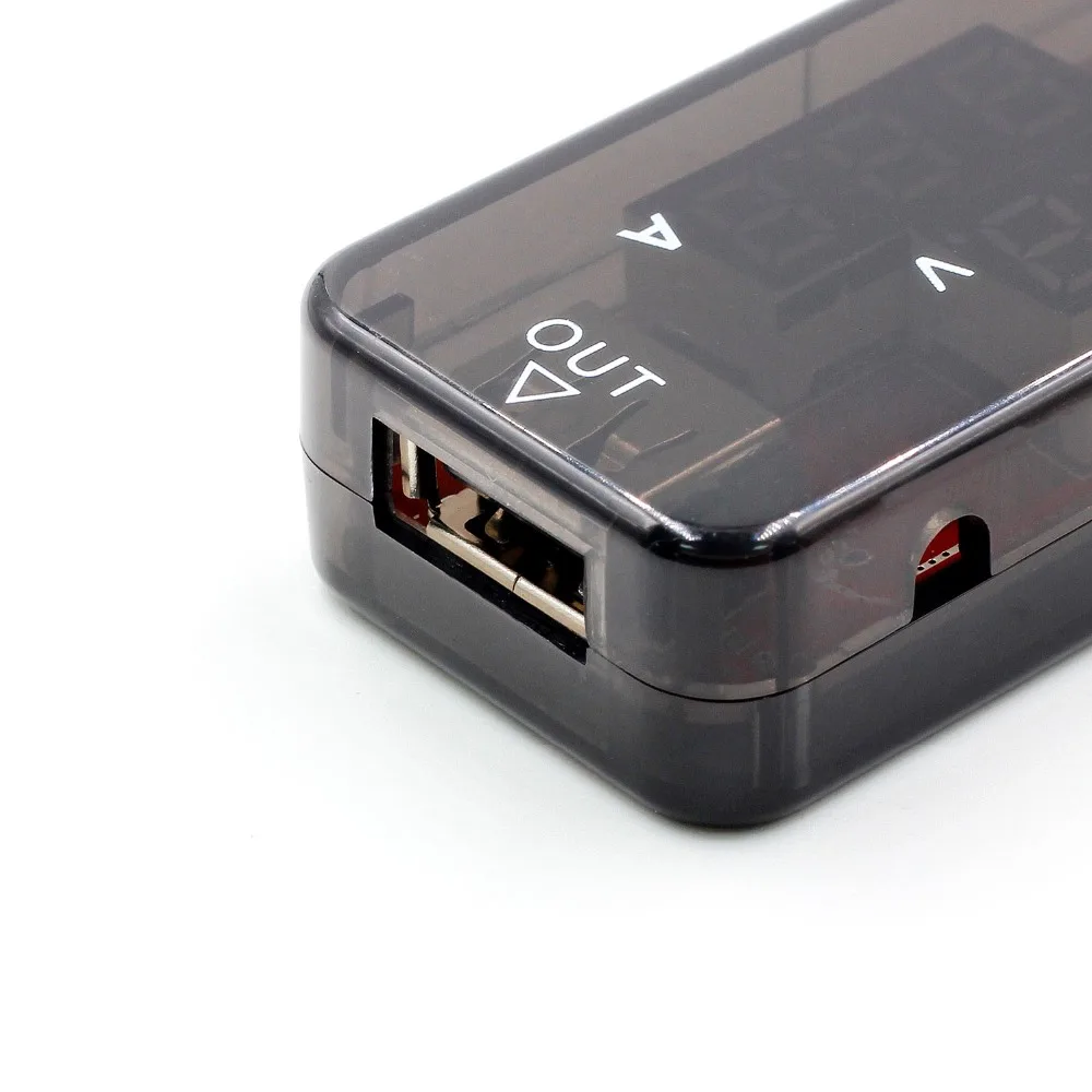 USB-тестер для зарядного устройства двойной ряд показывает USB-напряжение в