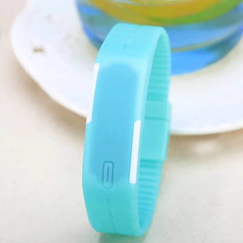 2018 конфеты цвет Мужские Женские часы силиконовые светодиодные детские Дата