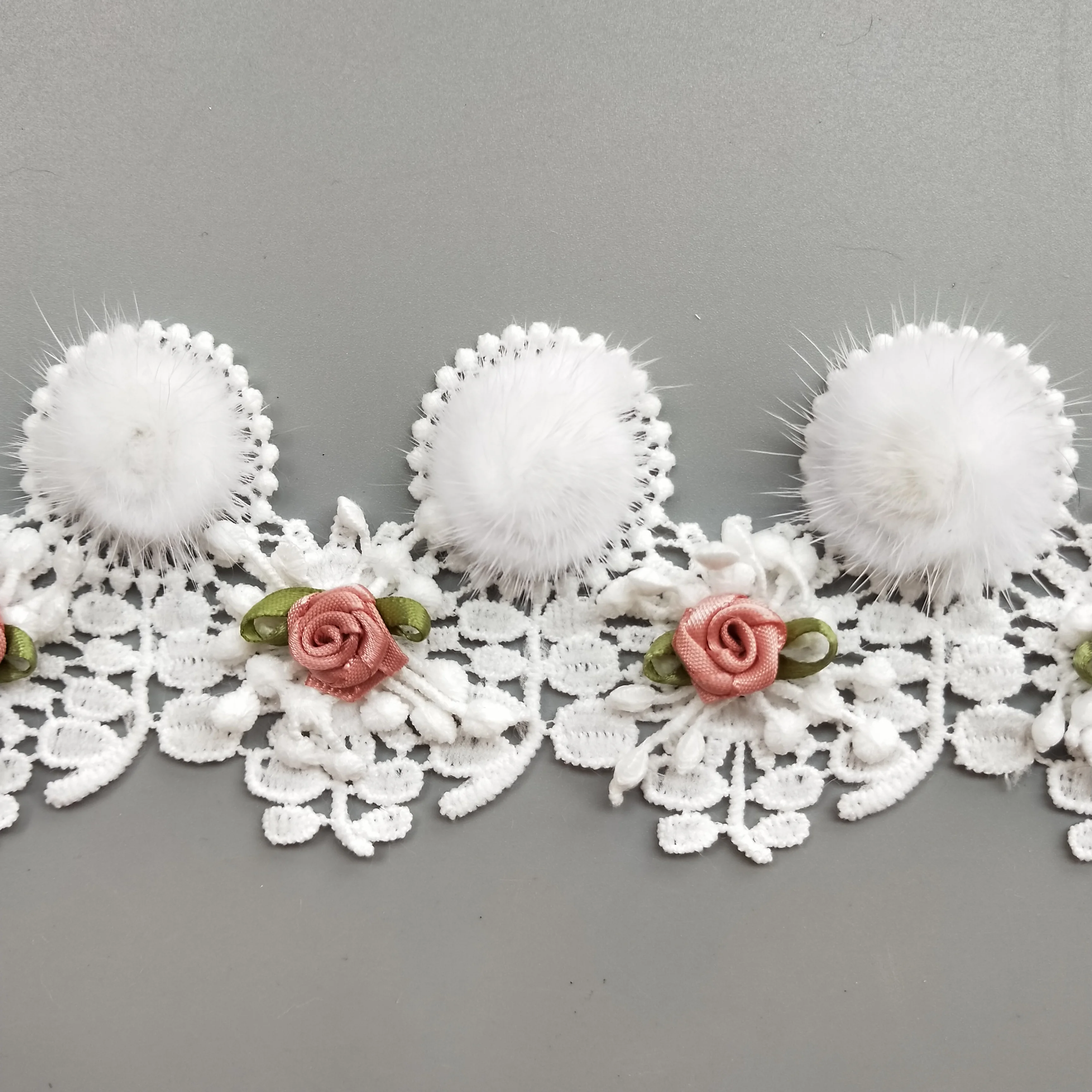 Ткань с кружевной каймой, вышивкой, аппликацией и искусственным белым меховым помпоном длиной 1 метр 7 сантиметров для шитья свадебных и нарядных одежд.