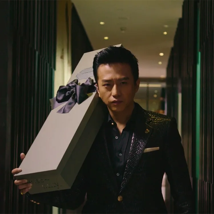 Deng Chao в подарочной коробке с 18 цветами розы и кучкой Русалочки на День святого