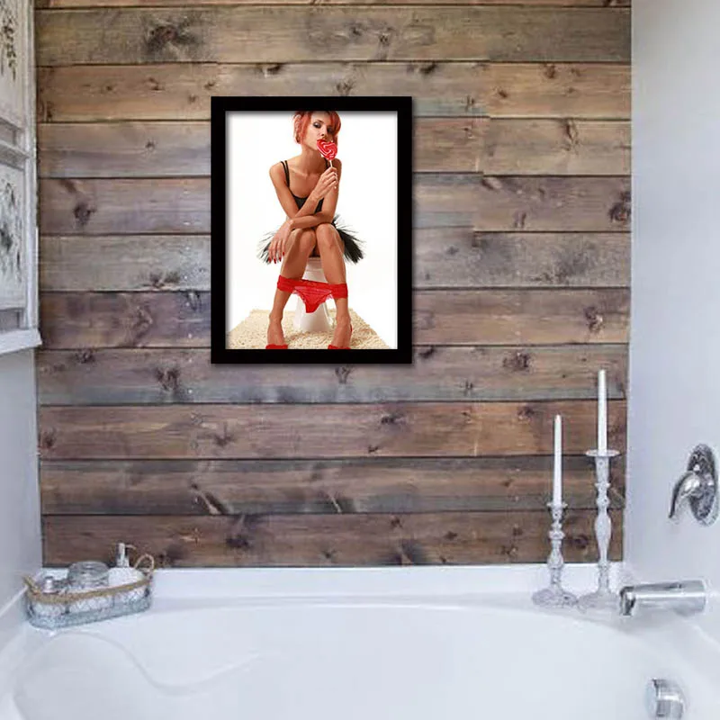 Скандинавские Современные Сексуальные женщины с леденцами в туалете красным