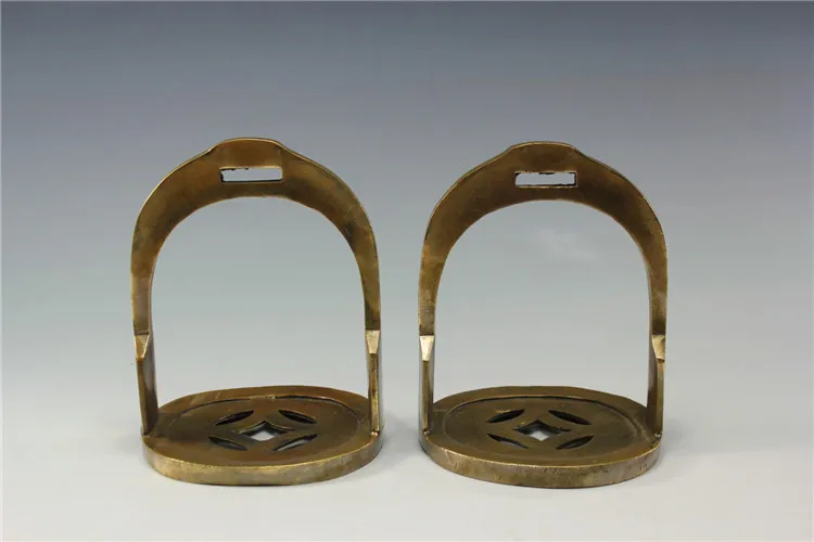 Pure brass Mongolia equestrian enthusiasts Ma stirrup antique collection process on behalf of a stool ornaments |