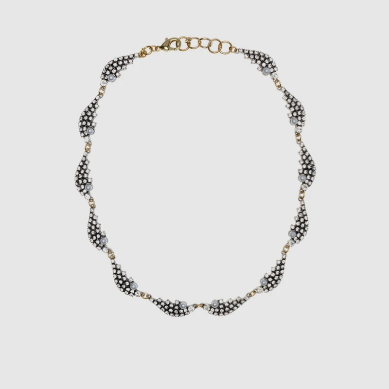 Amorita boutique A necklace of pearls
