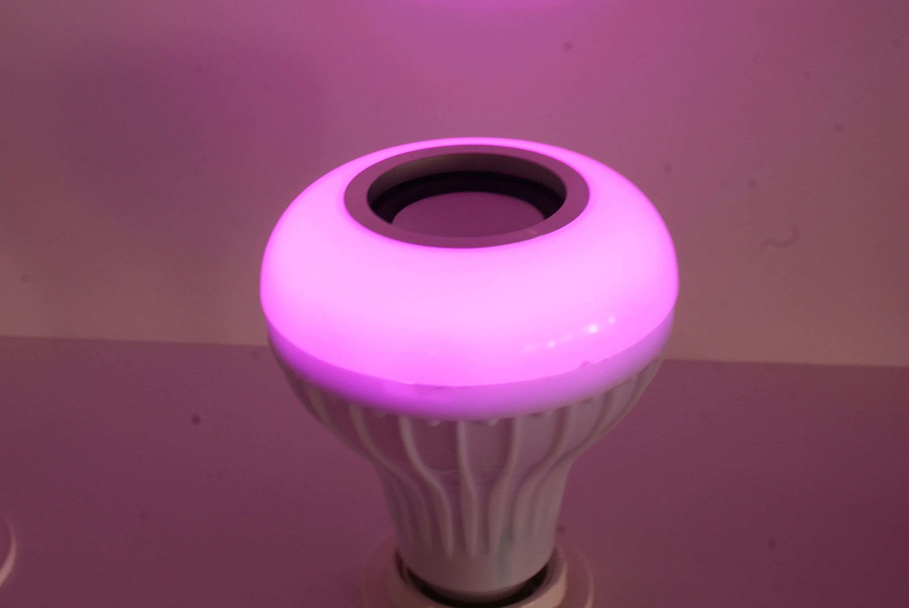 Светодиодная музыкальная лампа с Bluetooth динамиком E27 RGB Изменение Цвета Умный светодиодный 12 Вт беспроводной динамик s с пультом дистанционного управления