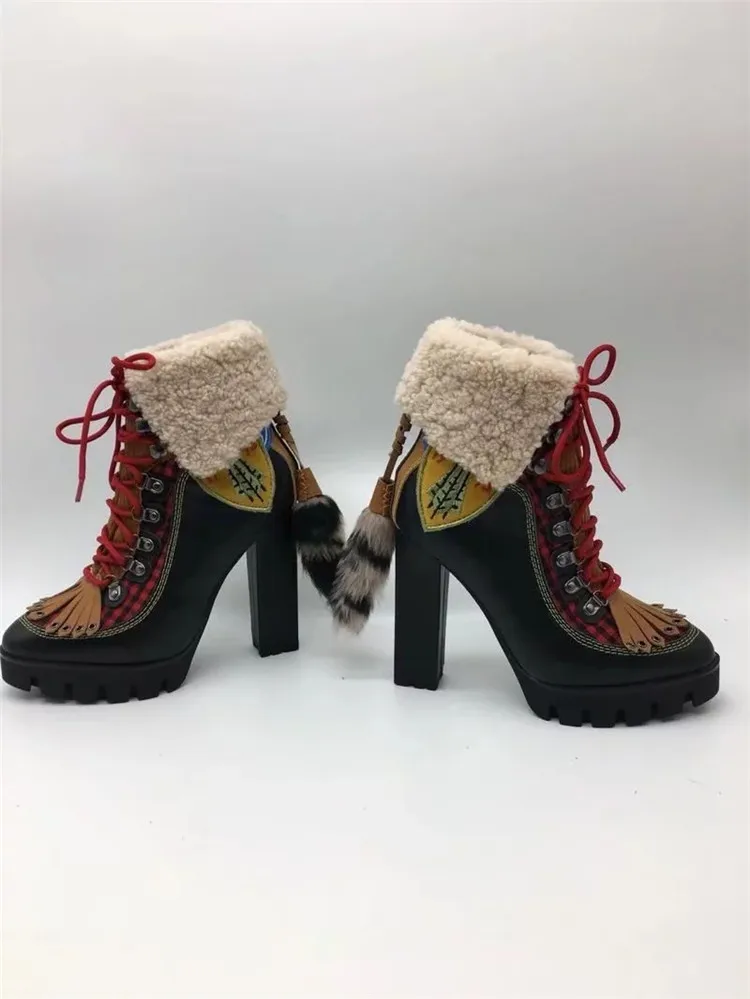 Новинка; зимние ботинки на платформе; botas Mujer; ботинки в байкерском стиле на не сужающемся книзу массивном каблуке; шерстяные ботильоны для женщин с кисточками и перекрестной шнуровкой