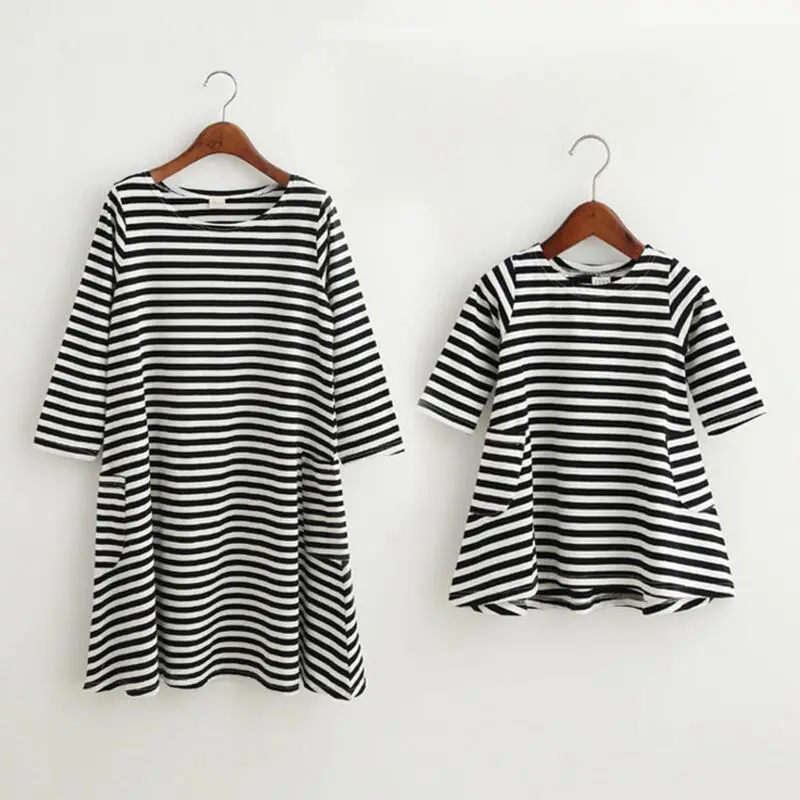 2017 Повседневное платье в черно белую полоску для девочек Детские платья мамы и