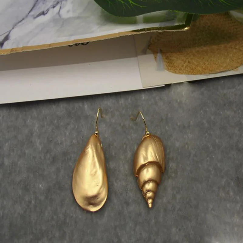Женские винтажные серьги в форме ракушки асимметричные золотого цвета стиле