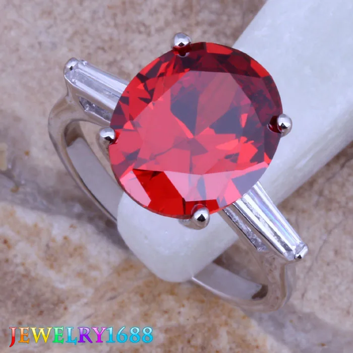 Очаровательное кольцо с красным гранатом и белым кубическим цирконием
