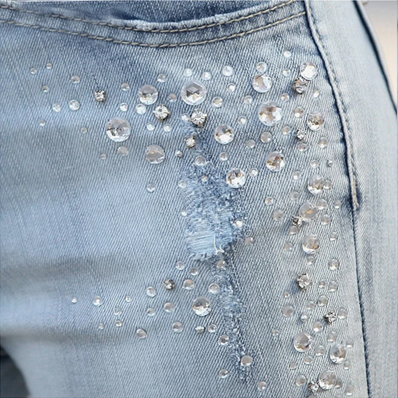 Женские уличные джинсовые брюки с бриллиантовой вышивкой светло-голубые