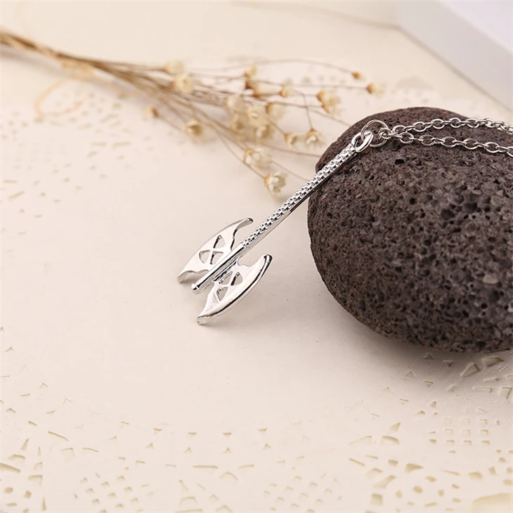 Цепочка с подвеской в виде двойного лезвия серебристого цвета | Украшения и