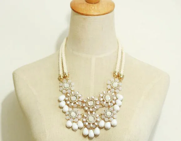 Женская многослойная цепочка кремового цвета с белыми бусинами и прозрачными