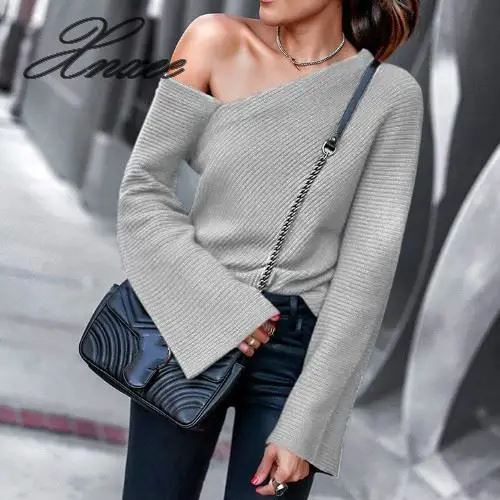 Женский трикотажный свитер на одно плечо с расклешенными рукавами | Женская