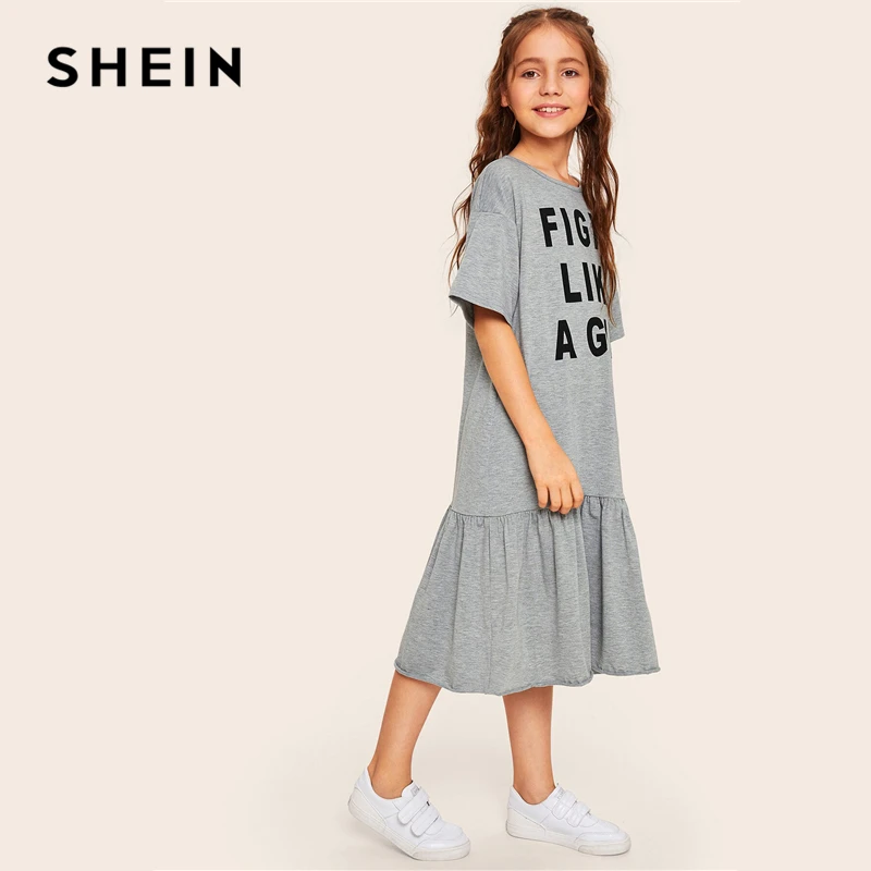 SHEIN/Детская Повседневная футболка для девочек с буквенным принтом и рюшами на подоле; платье для детей; коллекция года; Летние Детские платья средней длины с короткими рукавами и оборками