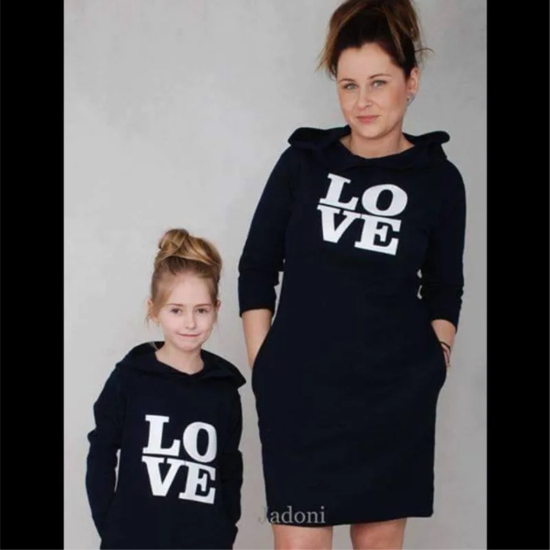 Рубашки с надписью Love Mom и Baby одинаковые свитера для всей семьи платье мамы дочки