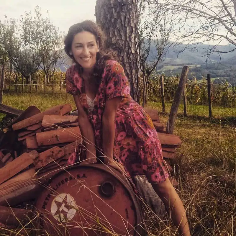 Boho платье Дейзи красный цветочный принт летнее с v образным вырезом на пуговицах