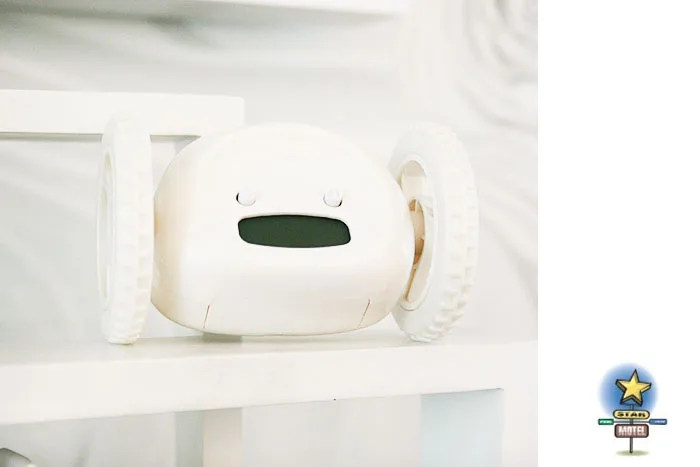 Креативный дизайн беглых Clocky жк дисплей работает сигнализация с вращающихся